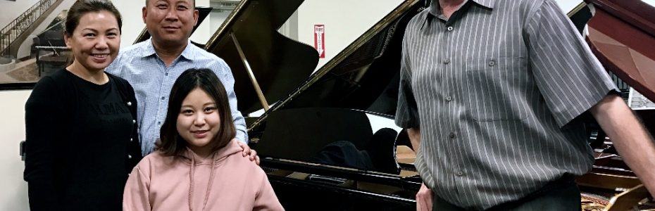 Laura Li and her new Kingsburg KG150 Baby Grand
